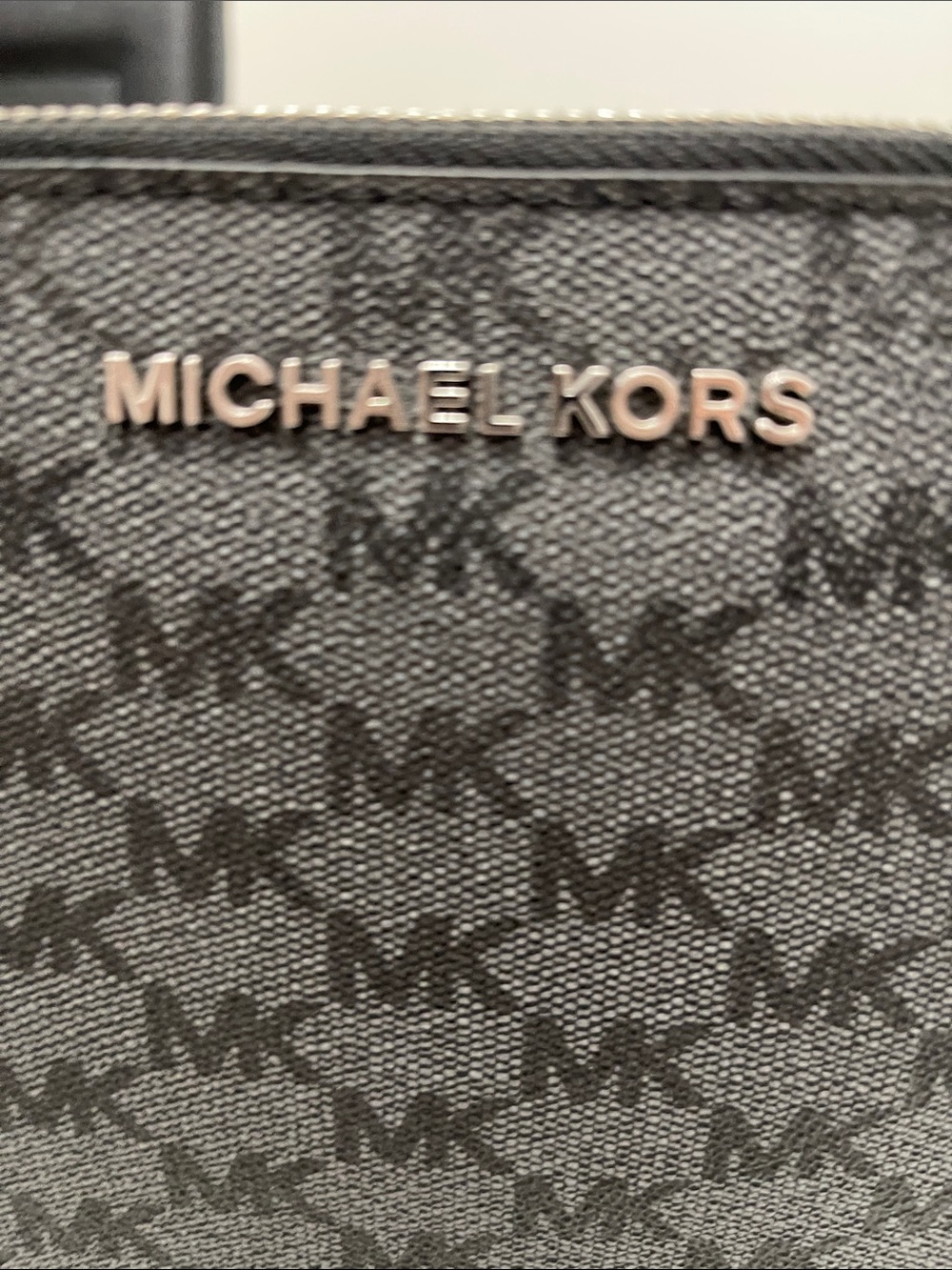 MICHEAL KORS JET SET ZIP CLUTCH/ WRISTLET IN BLACK GREY WOMENS SIZE L - Picture 3 of 16
